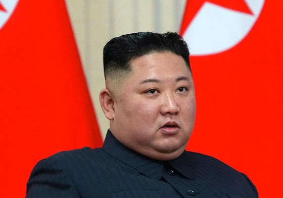 金正恩行事作风独断专行,非常符合眉毛短多以自我为中心的面相特征。