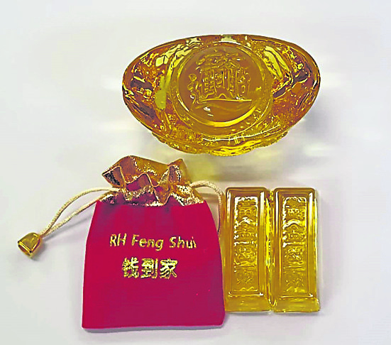 “钱到家琉璃阵”是经过加持的古币三帝钱以及古法琉璃元宝所形成的阵法,可催旺财运以及守住钱财。
