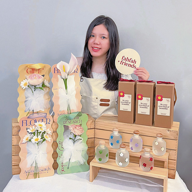 fahfah+friends创办人邢佩龄,每一朵纸花全手工制作,精致的需要数小时来完成,成果令人惊叹。