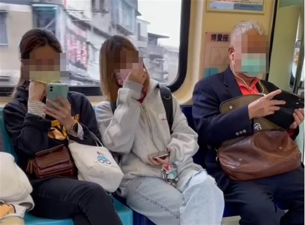 阿伯旁的女乘客一人淡定滑手机（左），另一人（中）则被笑到不行。