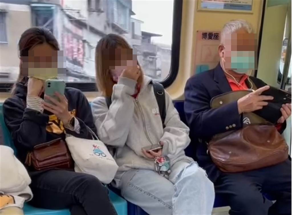 阿伯旁的女乘客一人淡定滑手机(左),另一人(中)则被笑到不行。