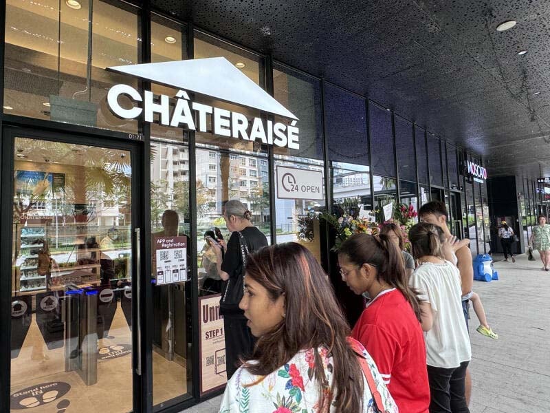 Chateraise在新加坡开设首家24小时无人值守门店,吸引不少顾客前来。