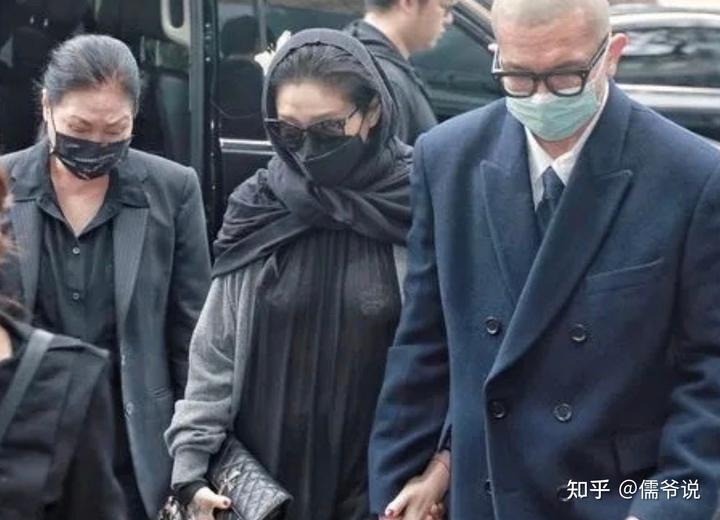 一身透视装，加上隐约可以看到疑似乳贴，引发网友批评十分不尊重逝者。