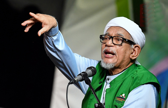 PARIT, 16 April -- Presiden Pas Datuk Seri Abdul Hadi Awang ketika menyampaikan ucapannya pada majlis Gelombang Hijau Perak Pilihan Raya Umum (PRU14) di Seri Iskandar malam ini. --fotoBERNAMA (2018) HAK CIPTA TERPELIHARA