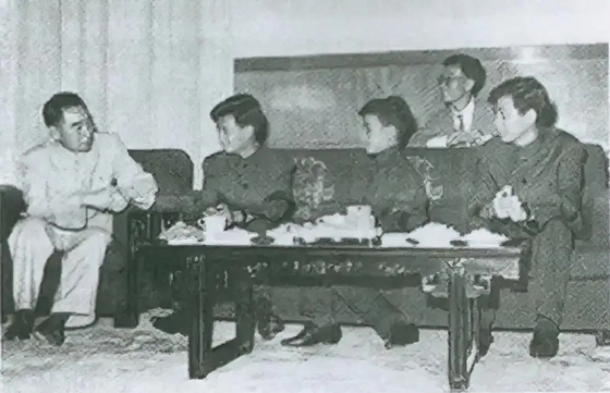 1960年7月24日,纳拉迪波王子(右三)会见中国总理周恩来(左一)。