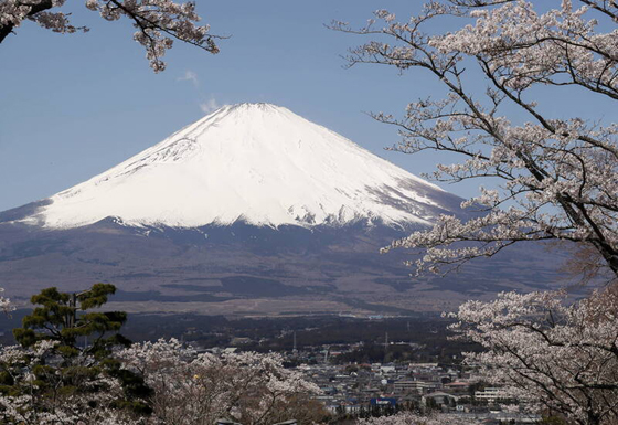 日本山梨县政府宣布今年夏天将限制富士山每日登山人数，以保护当地环境。
