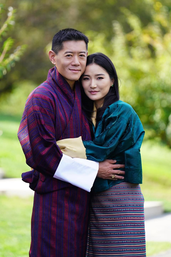 现年44岁的不丹国王吉格梅·凯萨尔·旺楚克,与王后吉增佩玛相差整整10岁。当年公开为她废一夫多妻制的宣言,轰动全球皇室。