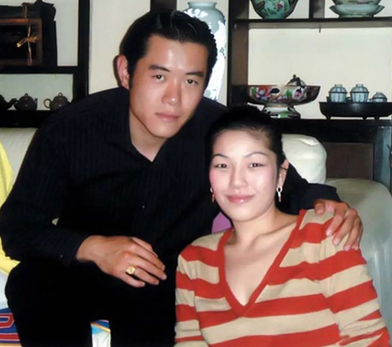 婚后没多久,吉格梅的前女友之一,发了一张老照片,两人亲密相依,看起来十分甜蜜。