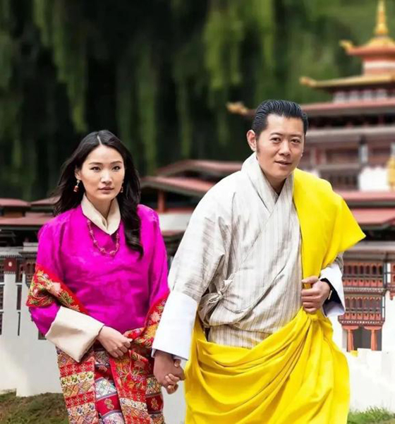 后来夫妻俩的关系也似乎缓和了不少,再次出席活动也又重新牵起了小手。
