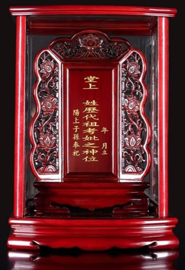 温金家师父表示想要家里平安顺遂,就要先种下孝道种子,所以家中供奉祖先牌位也很重要。