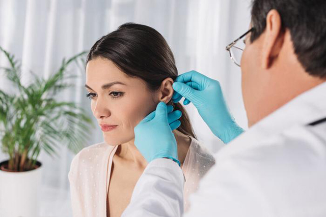 如果时常耳朵发痒，最好专业耳科医生做检查。