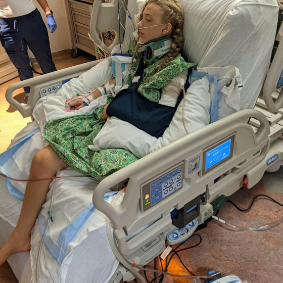 死里逃生的肯妮迪共接受了21次大大小小的手术，其中包括5次截肢手术，最终她失去了一条腿。