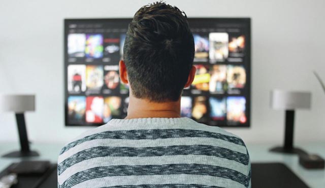 选择一套搞笑电视看，可以纾解压力情绪。