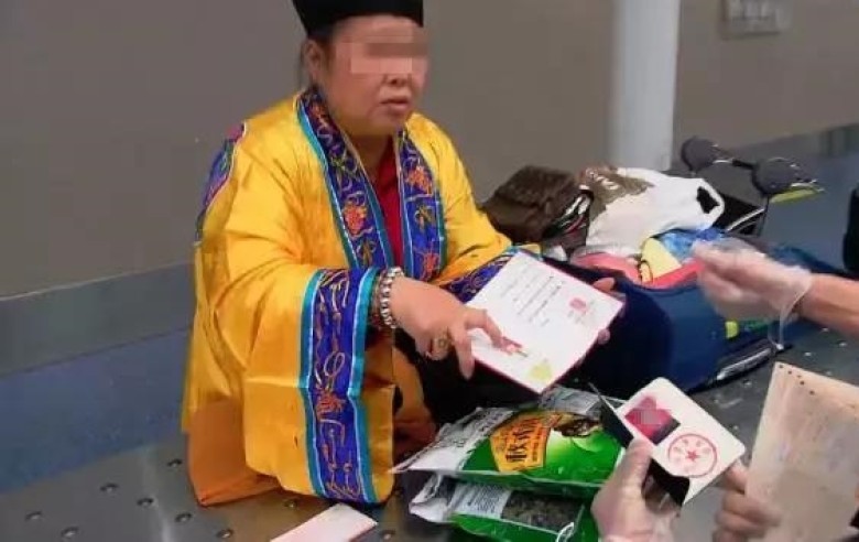 大妈携带白骨等法器入境澳洲时被截,她随后穿上道袍及出示道士证,才真相大白。