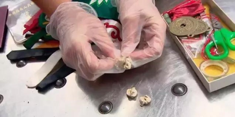 中国大妈澳洲看望女儿,就在行李过关检查时,被发现有“可疑物体”,海关当场将大妈的行李扣下,而后开箱检查。