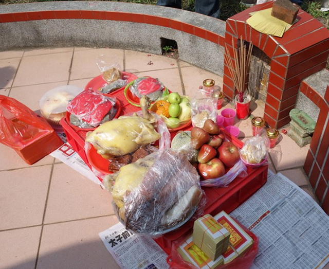 拿督张子忠师父说,去扫墓时准备祭品时讲求心意,但不能马虎,同时按照自己家族籍贯便可。
