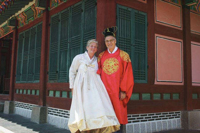 入乡随俗,去到韩国当然得换上传统韩服拍照留念啊!