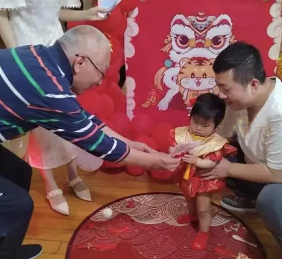 会在过年发红包给小孩。
