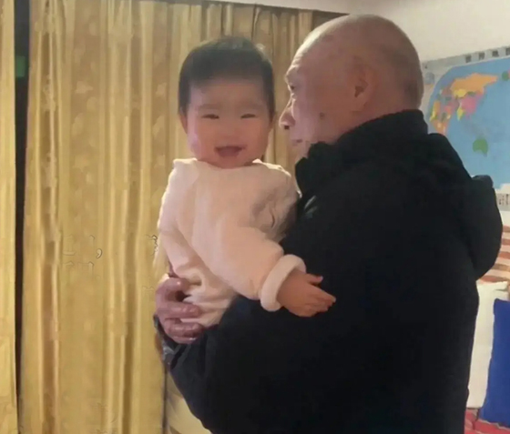 把小孩当自己的孙子一样疼爱。