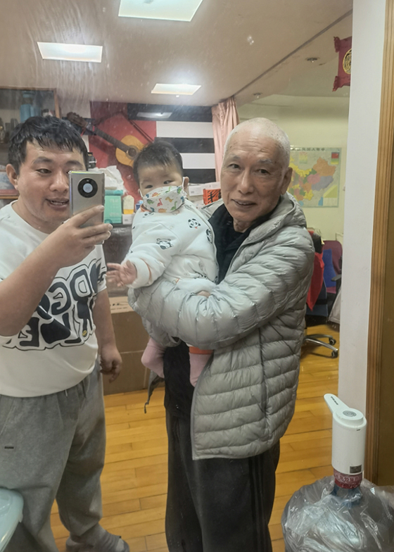 租客康先生（左）称自己和妻子是外地过来打工的，房东叔叔给予了很多帮助。