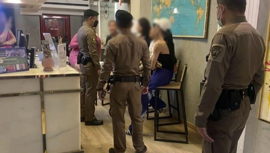 泰菲人妖街头殴斗 5
