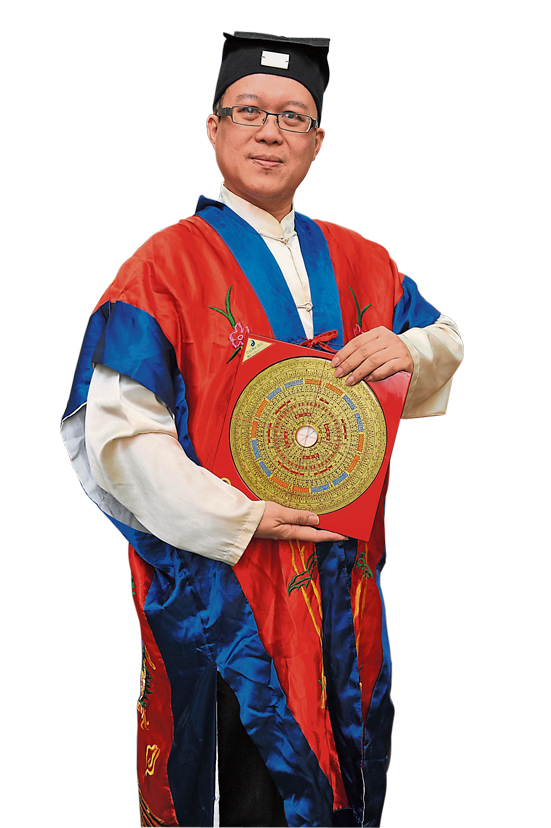 王忠文道长授教,清明扫墓拜天官求庇佑,同时超渡往生者。