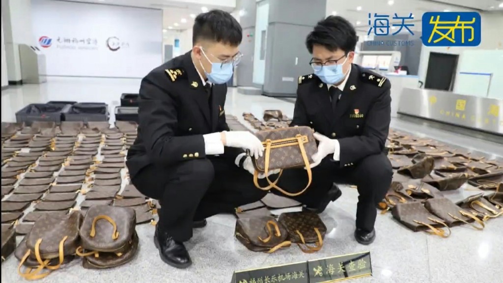 行李箱藏逾300旧LV袋 3