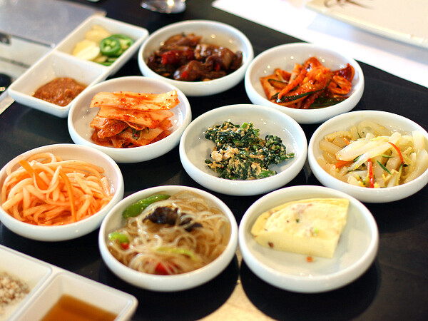 韩国餐点附赠的小菜，有好几道都属于腌渍食品。