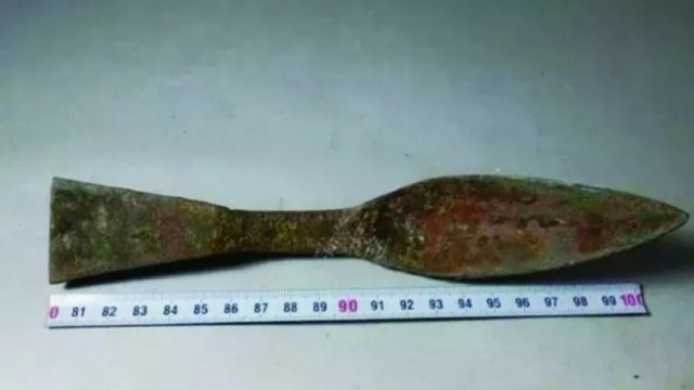 早期的青铜匕，它具有两种实用功能：一是相当于勺子，二是相当于餐刀。 