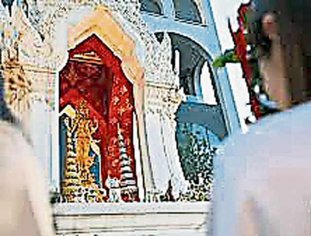 结合印度神明的特里穆尔蒂神庙，供奉象征爱情的三面佛，吸引许多年轻男女前来祈求爱情，传说爱神特别喜欢红色玫瑰，所以在膜拜时可奉上红玫瑰。
