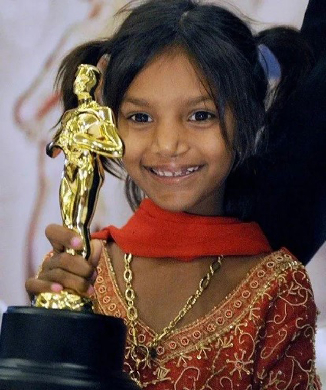 获奖的印度小姑娘。