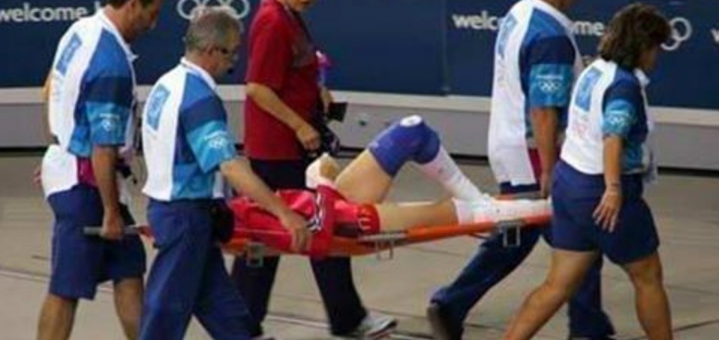 雅典奥运，赵蕊蕊被担架抬下场。
