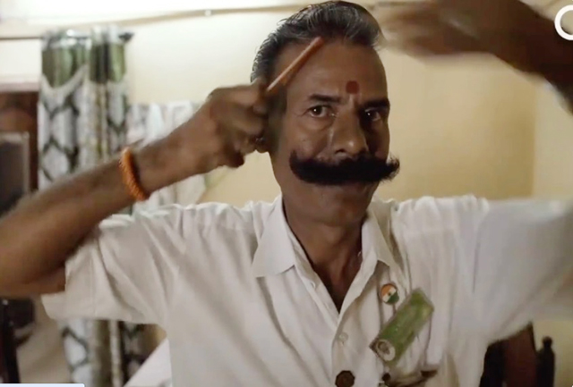 Padmarajan总以夸张显眼的打扮亮相，最瞩目的莫过于他的大胡子。