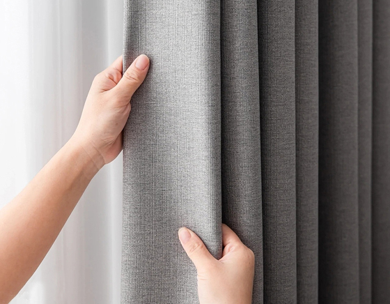 如果家里的光线太强，可以装上厚重窗帘阻隔，减少光害。