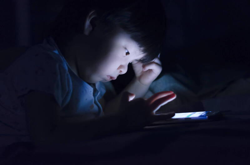 3C蓝光会干扰褪黑激素的产生，影响睡眠品质或时长。薛晓晶分享，有研究指出，睡眠不足可能导致空间学习能力受损、学业成绩下降、情感和认知功能受影响。