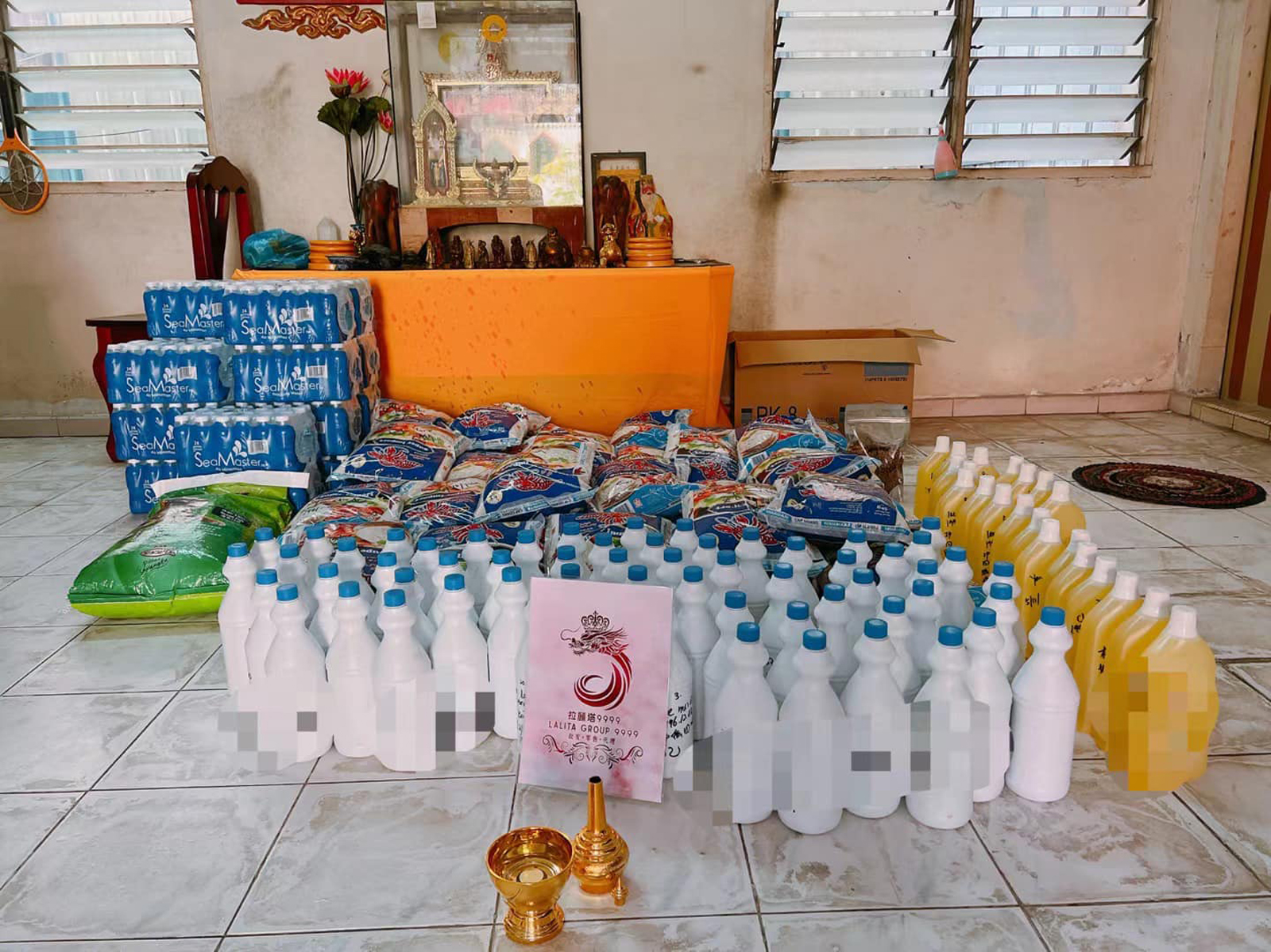 捐赠大米、洗地水、漂白水、饮用水、猫咪饲料，以及鱼饲料给寺庙。