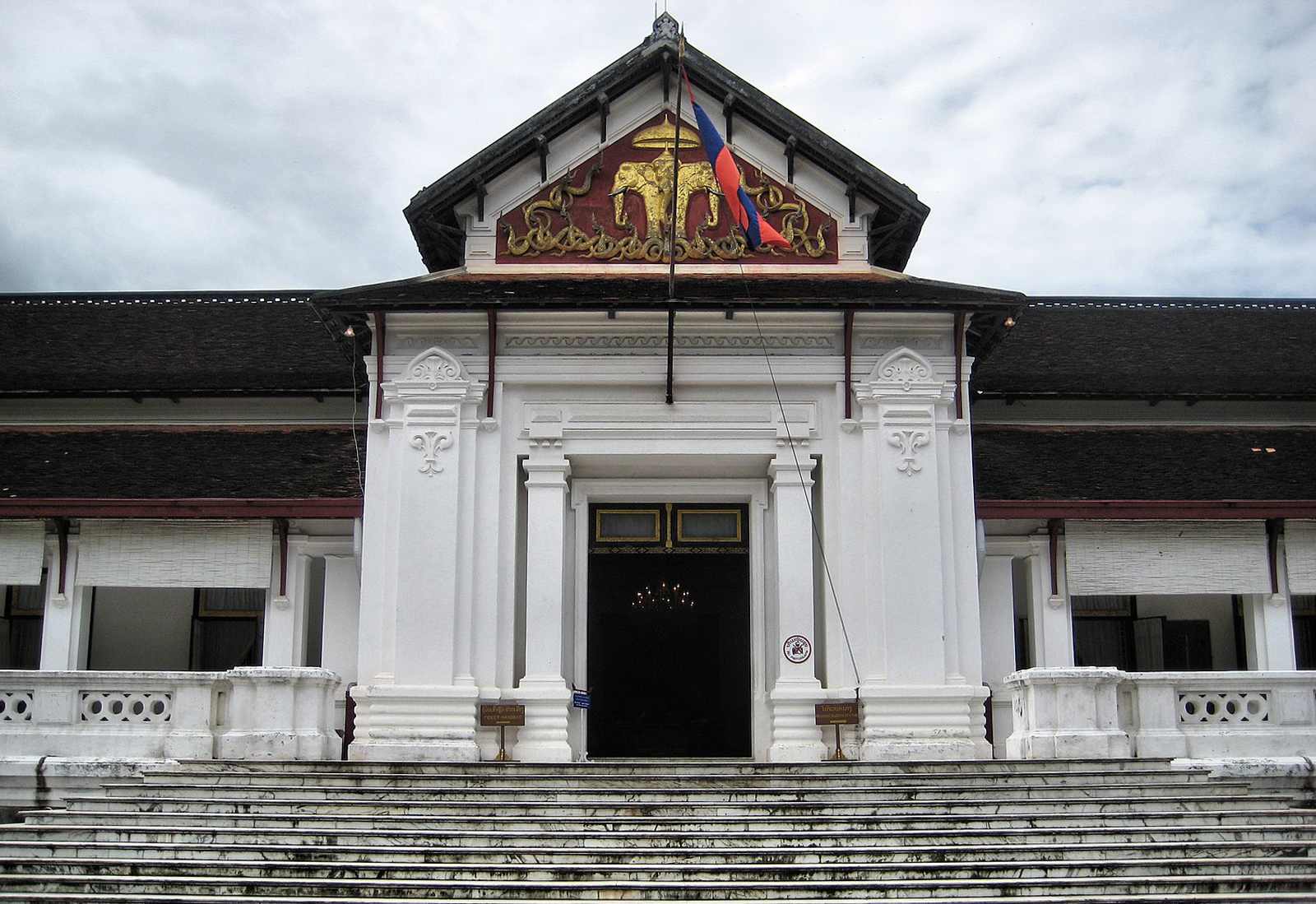 琅勃拉邦王宫是老挝琅勃拉邦王国最后一位国王西萨旺·冯的王宫，建于1904年，如今被改成博物馆。