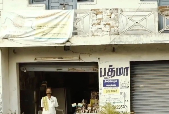 Padmarajan是轮胎店的老板。