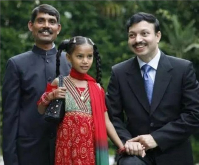 当时的小苹吉获得奥斯卡奖后回到印度，有许多高官前来拜访她，并许下承诺，唯最后都没有兑现。