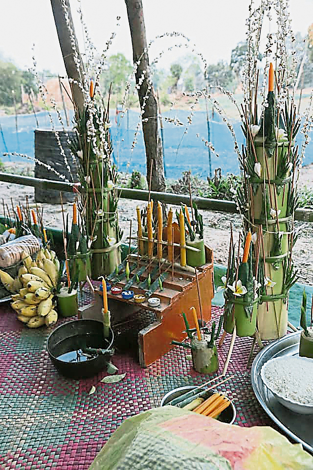 善信奉上各种祭品,有拜有保佑。