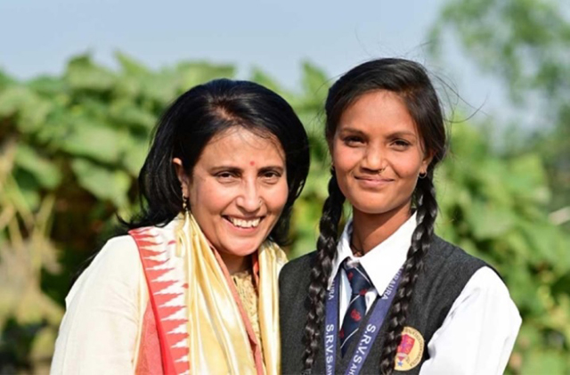 微笑列车的高级副总裁Mamta Carrol一直在给苹吉汇钱供她上学。