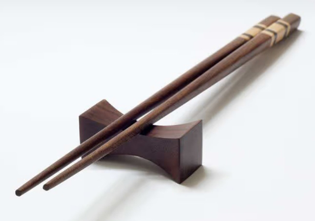 中国人早在春秋战国时期就发明了筷子。