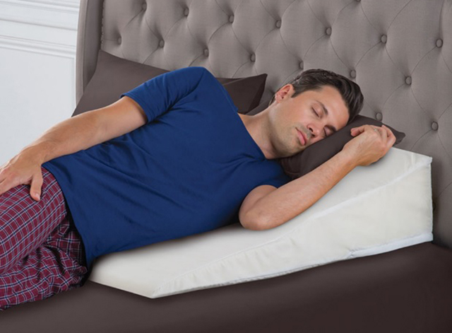 胃酸逆流者，睡的时候将枕头垫高，可减少胃酸逆流的症状而引起咳嗽。