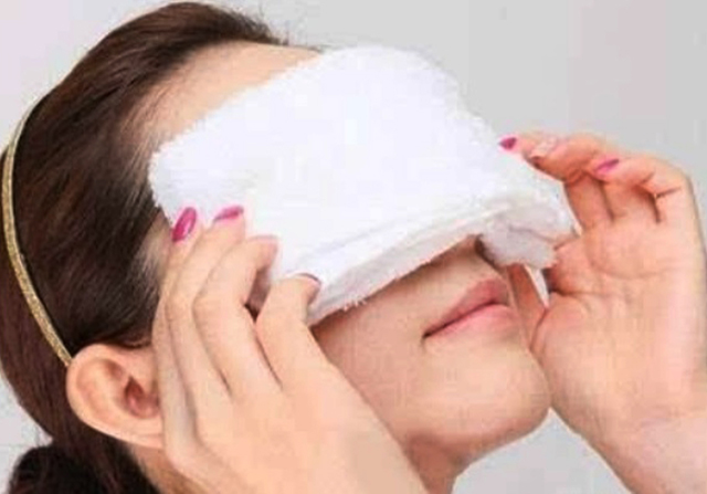 热敷的时候要注意不要挤压眼球。