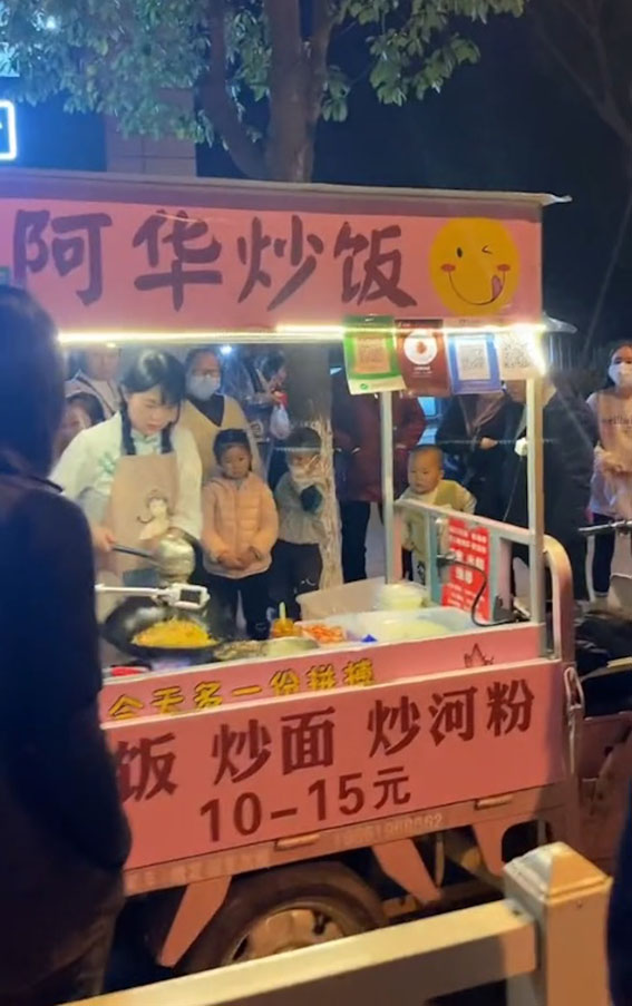 熊玉华粉红色的摊位,透露出她的少女心,原本拍视频是想记录自己的生活,却意外爆红,很多食客都特地前来支持她。