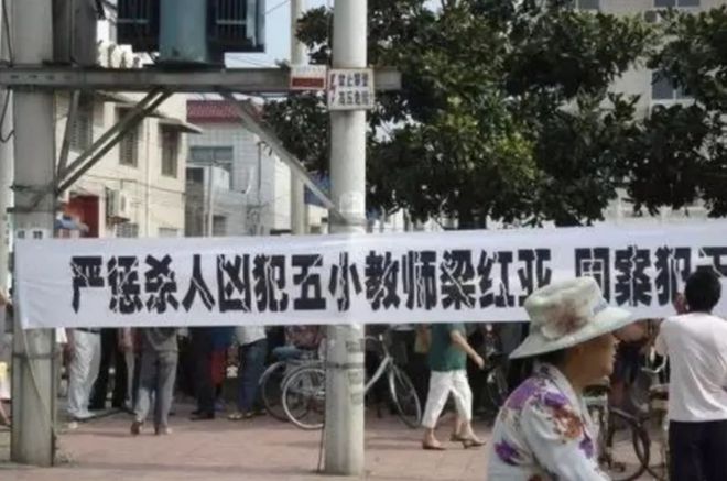 开庭当天,法庭外已聚集了数百名情绪激动的群众。
