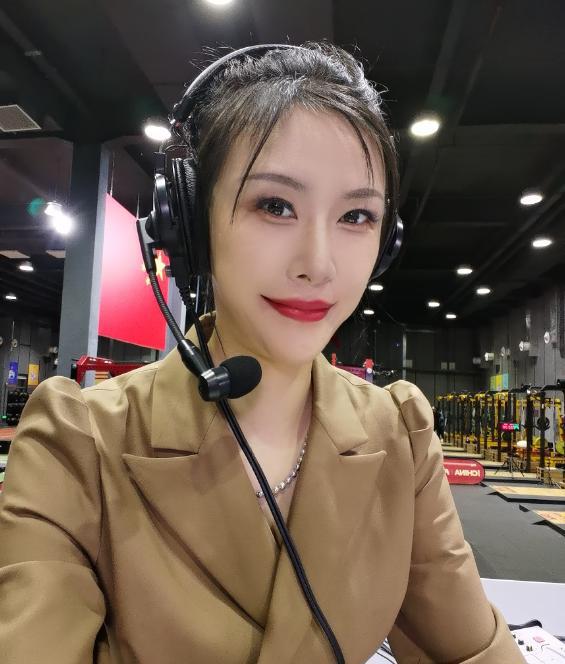 许诺在生活上过得非常充实的,除了参加一下综艺活动外,她还是诸多网站的篮球解说嘉宾。