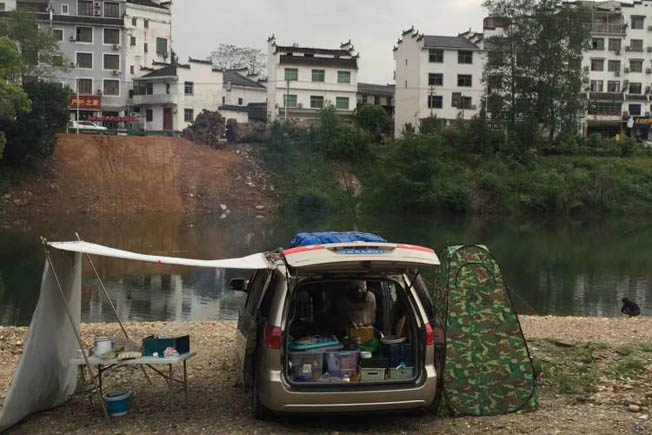 李孝贵将七座商务车改造后,车上配备了生活所需,并安装了太阳能发电板,满足长途旅行的能源需求。