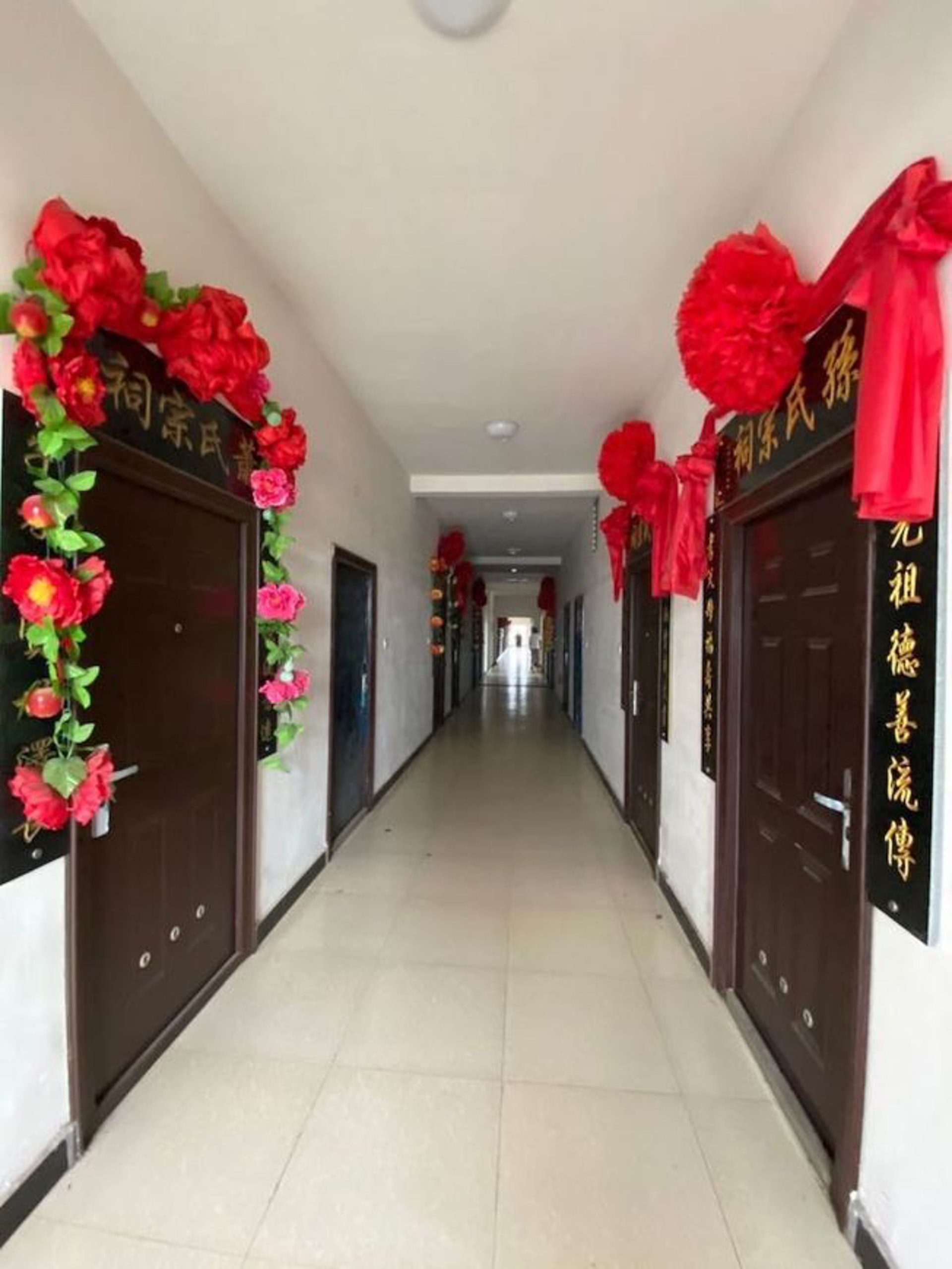 楼房内部也是有一间间的单位,每个单位就成了购买者的“宗祠”。