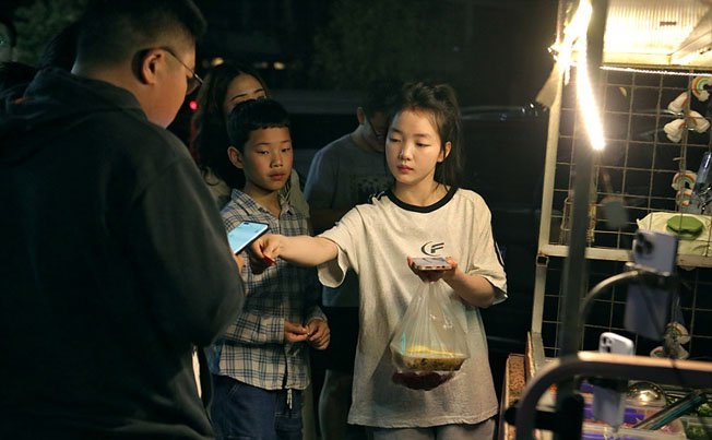 姐姐忙炒饭,妹妹忙打包、收钱,姐妹同心,愿她们的日子越过越好。